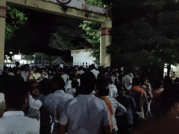 टोकन के लिए खड़े किसान।