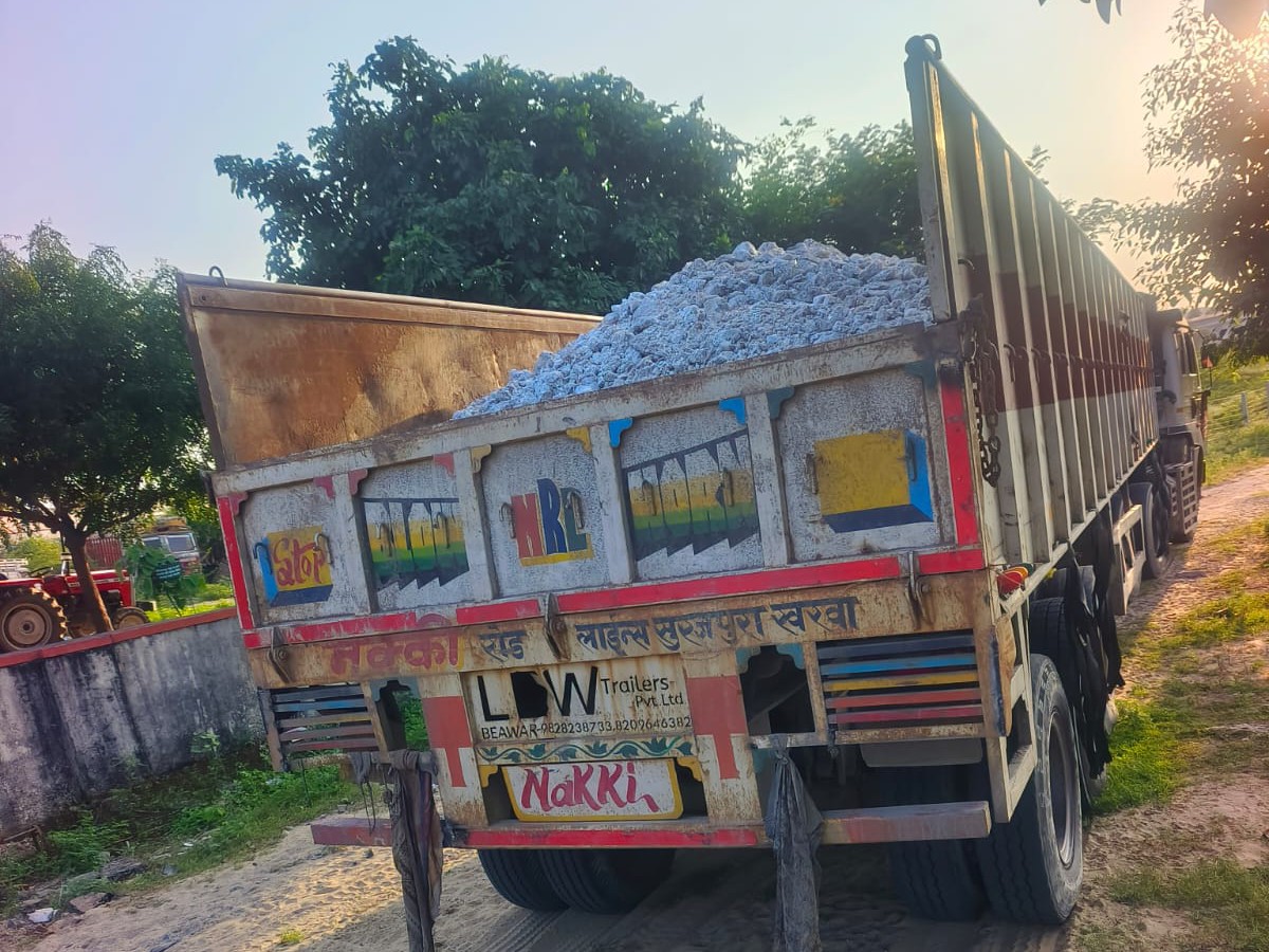 डंपर में मैसेनरी स्टोन गिट्टी जब्त की गई।