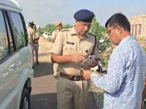 बाड़मेर शहर में झुंझुनूं की महिला की हत्या के बाद पुलिस हरकत में आई। आरोपी सरकारी टीचर पुलिस हिरासत में है। - Dainik Bhaskar