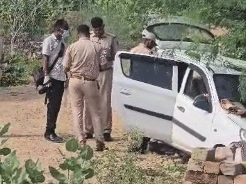 इसी कार की ड्राइविंग सीट पर महिला का शव मिला है। पुलिस की टीम जांच में जुटी है।