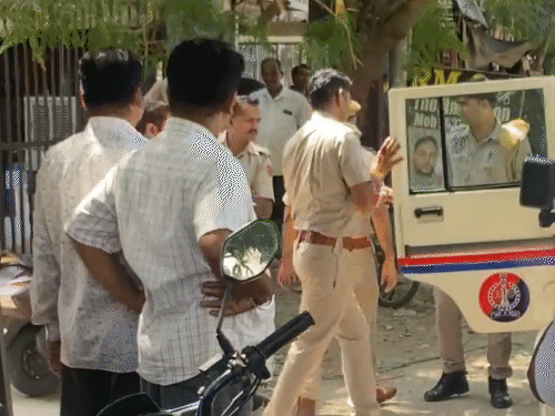 रैली में शामिल नरेश मीणा समर्थकों को लेकर जाती पुलिस।