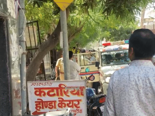 सीएम आवास के घेराव की चेतावनी को देखते हुए पुलिस शहीद स्मारक पहुंची और नरेश मीणा के समर्थकों को हिरासत में लिया।
