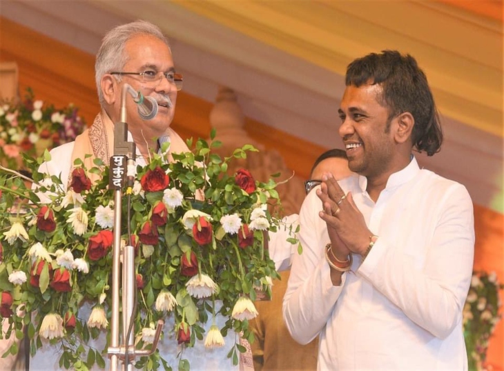 पूर्व सीएम भूपेश बघेल के साथ भाजपा कार्यकर्ता और कारोबारी बसंत अग्रवाल।