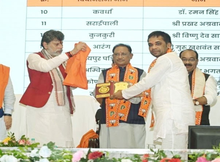 बीजेपी ने कार्यकर्ता बसंत अग्रवाल को “सदस्यता रत्न” से सम्मानित किया था।