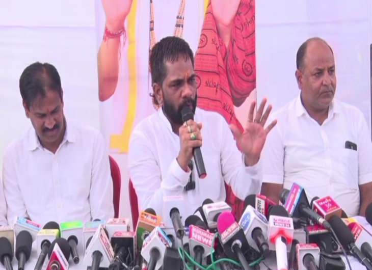 रायपुर में मीडिया से चर्चा करते हुए भाजपा कार्यकर्ता बसंत अग्रवाल।