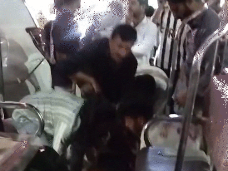 मौके पर मौजूद लोग रिक्शा की मदद से लोगों को अस्पताल लेकर गए।