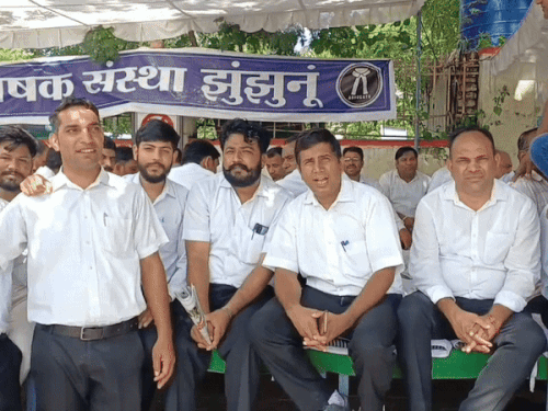 कलेक्ट्रेट के बाहर विभिन्न मांगों को लेकर प्रदर्शन जारी।