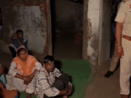 युवक की मौत के बाद रात को घर पर विलाप करती महिलांए।
