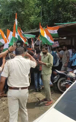 जेपी गोलंबर पर कैंडिडेट्स बैरिकेडिंग तोड़कर डाकबंगला चौराहे की ओर बढ़े।