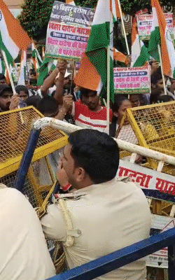 डाकबंगला चौराहे पर बैरिकेडिंग तोड़ने की कोशिश करते अभ्यर्थी।