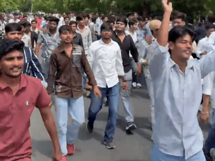 Students shouting slogans against VC at Mohanlal Sukhadia University Campus in Udaipur.