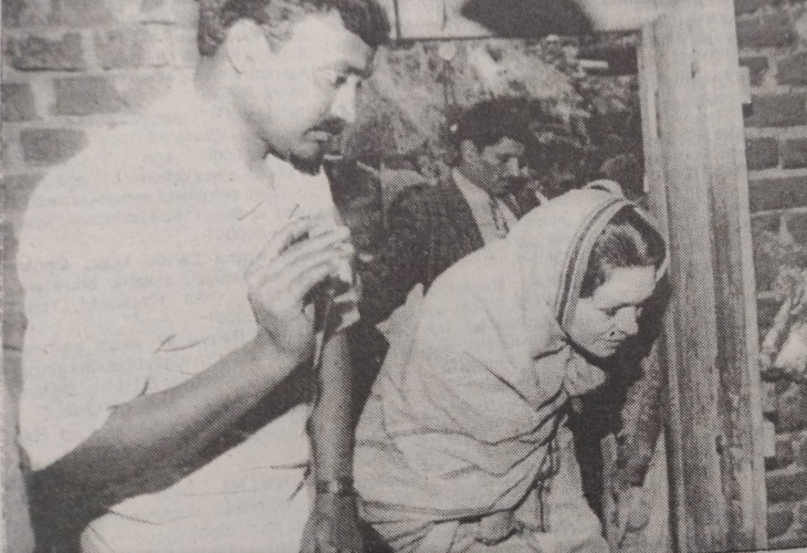 13 फरवरी 1999, सोनिया गांधी नारायणपुर नरसंहार में मारे गए लोगों के घर गई थीं। सोर्स : लाइब्रेरी