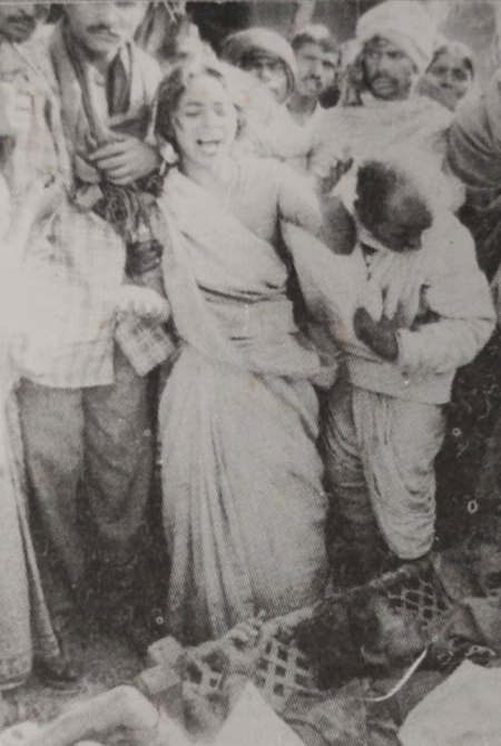 26 जनवरी 1999, शंकर बिगहा गांव में लाशें पड़ी हैं। परिवार वाले बिलख रहे हैं। सोर्स : लाइब्रेरी