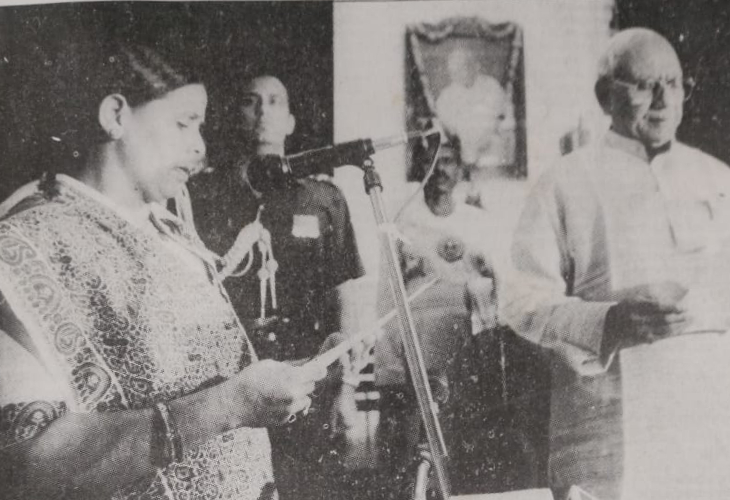 9 मार्च 1999, राजभवन में दूसरी बार मुख्यमंत्री पद की शपथ ग्रहण करती हुईं राबड़ी देवी। सोर्स : लाइब्रेरी