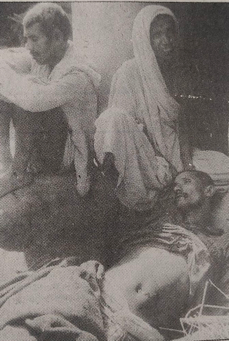 11 फरवरी 1999, नारायणपुर नरसंहार में मारे गए लोगों की लाश रखी है। परिवार वाले बिलख रहे हैं। सोर्स : लाइब्रेरी