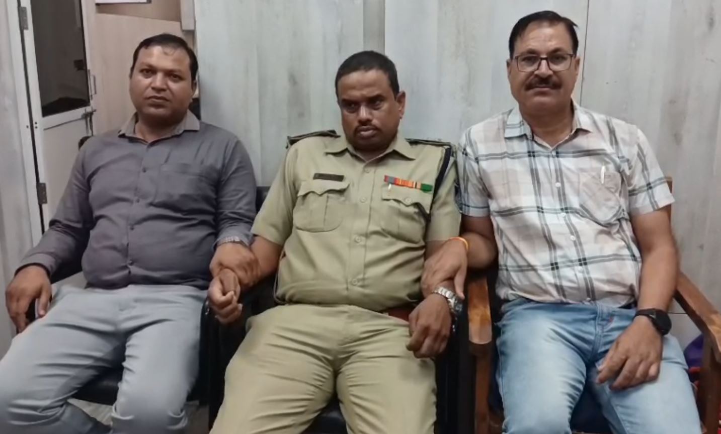 लोकायुक्त पुलिस ने एसआई को थाने के बाहर एक लाख रुपए रिश्वत लेते गिरफ्तार कर लिया।