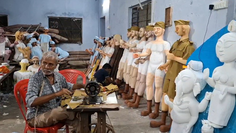 धनबाद में दुर्गा पूजा की तैयारियां जोरों पर:  शोले मूवी की जेल से लेकर माटी कला तक की कलाकारी दिखेगी पंडालों में, आकर्षक होगी लाइटिंग – Dhanbad News