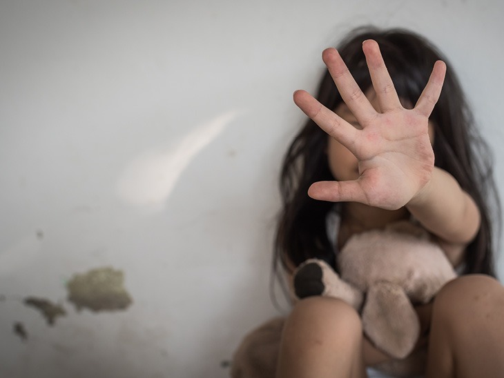 डोंगरगढ़ में 4 साल की बच्ची से पड़ोस के दादा ने रेप की कोशिश की है। (प्रतीकात्मक फोटो)