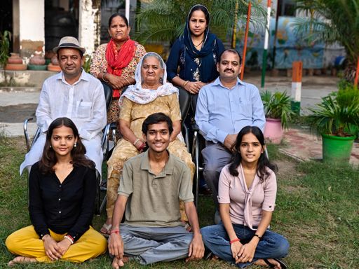 अपने परिवार के साथ कौटिल्य पंडित।