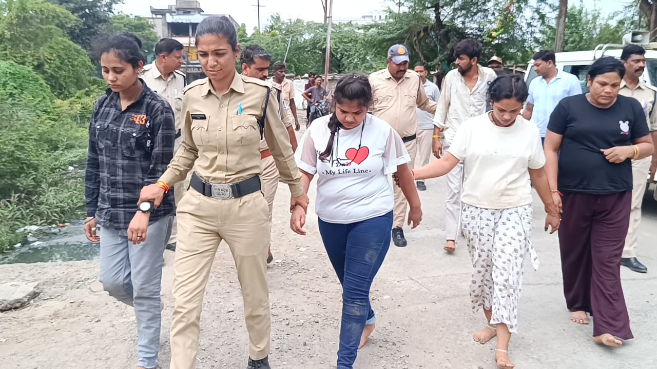 उज्जैन में पुलिस ने इस गैंग को पकड़ा था। इसी तस्वीर को देखकर पीड़ित आए सामने।