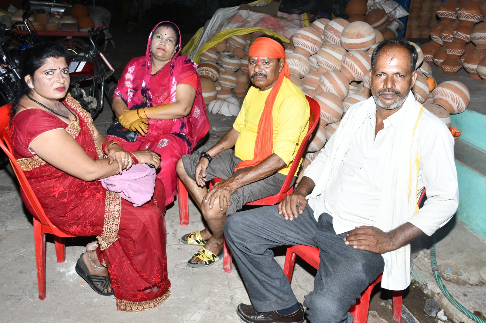 तस्वीर में गैंग के अन्य सदस्य पुष्पा जैन (लाल साड़ी में) और 3 दलाल है।