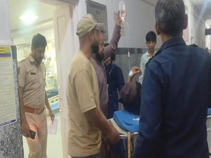 घायल मोहम्मद अनीस को हॉस्पिटल भर्ती कराया गया। जहां उनका इलाज जारी है।