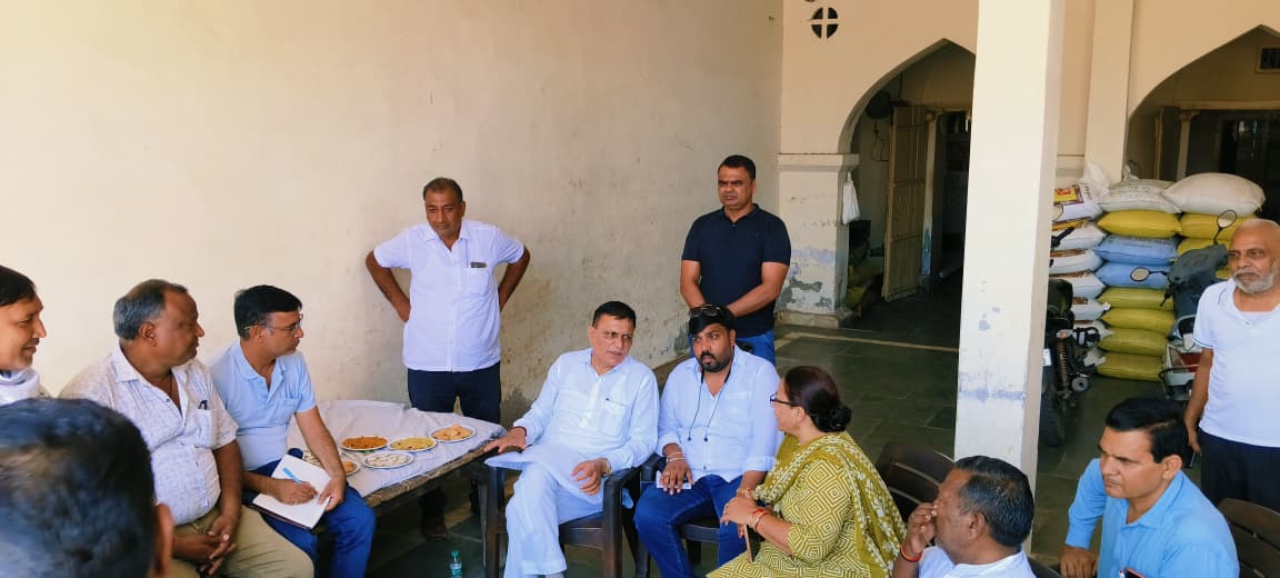 लोगों की समस्या सुन रहे बहादुरगढ़ विधायक राजेश जून।