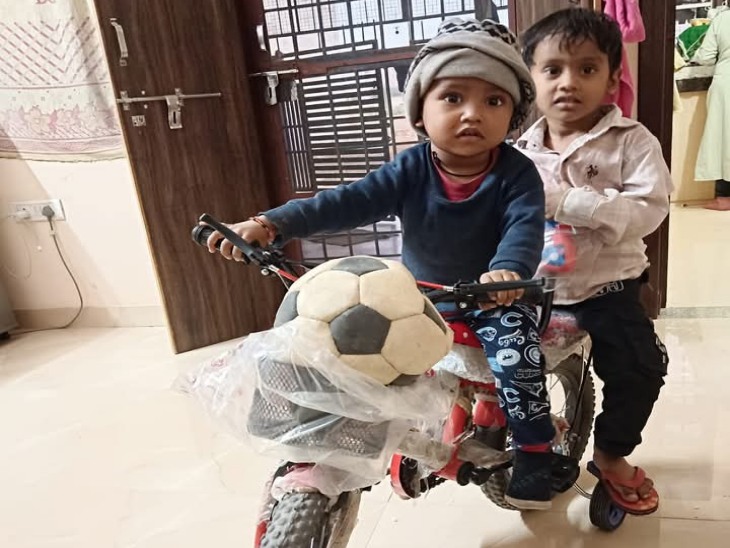 चित्रेट (आगे बैठा बच्चा) और उमंग दोनों हादसे में घायल हो गए। (पुराना फोटो)