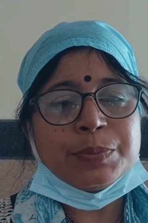 Namrata, the daughter of Pandit Chhannulal Mishra, is taking care of him.