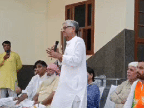 रोहतक के महम ब्लॉक में मीटिंग के दौरान बोलते राज्यसभा सांसद रामचंद्र जांगड़ा। - Dainik Bhaskar