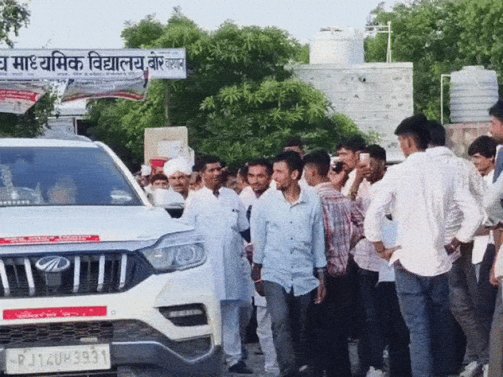 तस्वीर, धोरीमन्ना के बोर चारणान गांव की है। यहां खेलकूद प्रतियोगिता से जब मंत्री बाहर निकले तो यहां मौजूद युवाओं ने हनुमान बेनीवाल जिंदाबाद के नारे लगाए। इसके बाद मंत्री यहां से मुस्कुरा कर निकल गए।