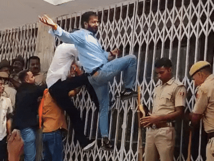 Students trying to enter inside the administrative gate of Mohanlal Sukhadia University.