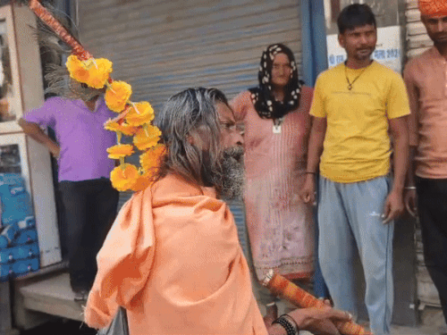 डीग के बाजार में कथित साधु ने एक महिला को मोरपंख मार दी। इसके बाद साधु की पिटाई कर दी गई। जाते-जाते उसने देख लेने की धमकी दी।