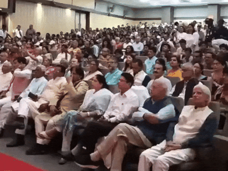 रविन्द्र भवन स्थित हंसध्वनि सभागार में राष्ट्रीय हिन्दी अलंकरण सम्मान समारोह हुआ।