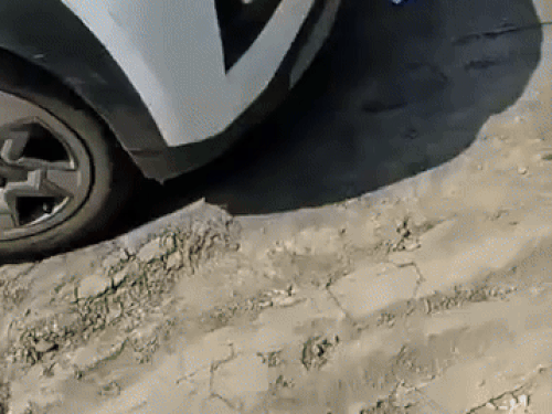 इसी गाड़ी से बच्चों को टक्कर मारी गई।