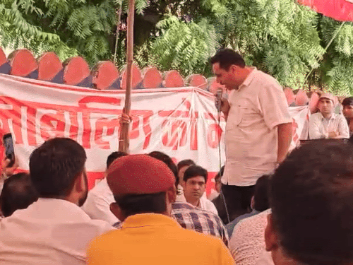 नागौर देहात के ओबीसी मोर्चा के भाजपा जिलाध्यक्ष राजाराम प्रजापति ने राज्यमंत्री के सामने एसपी को खूब खरी-खोटी सुनाई।
