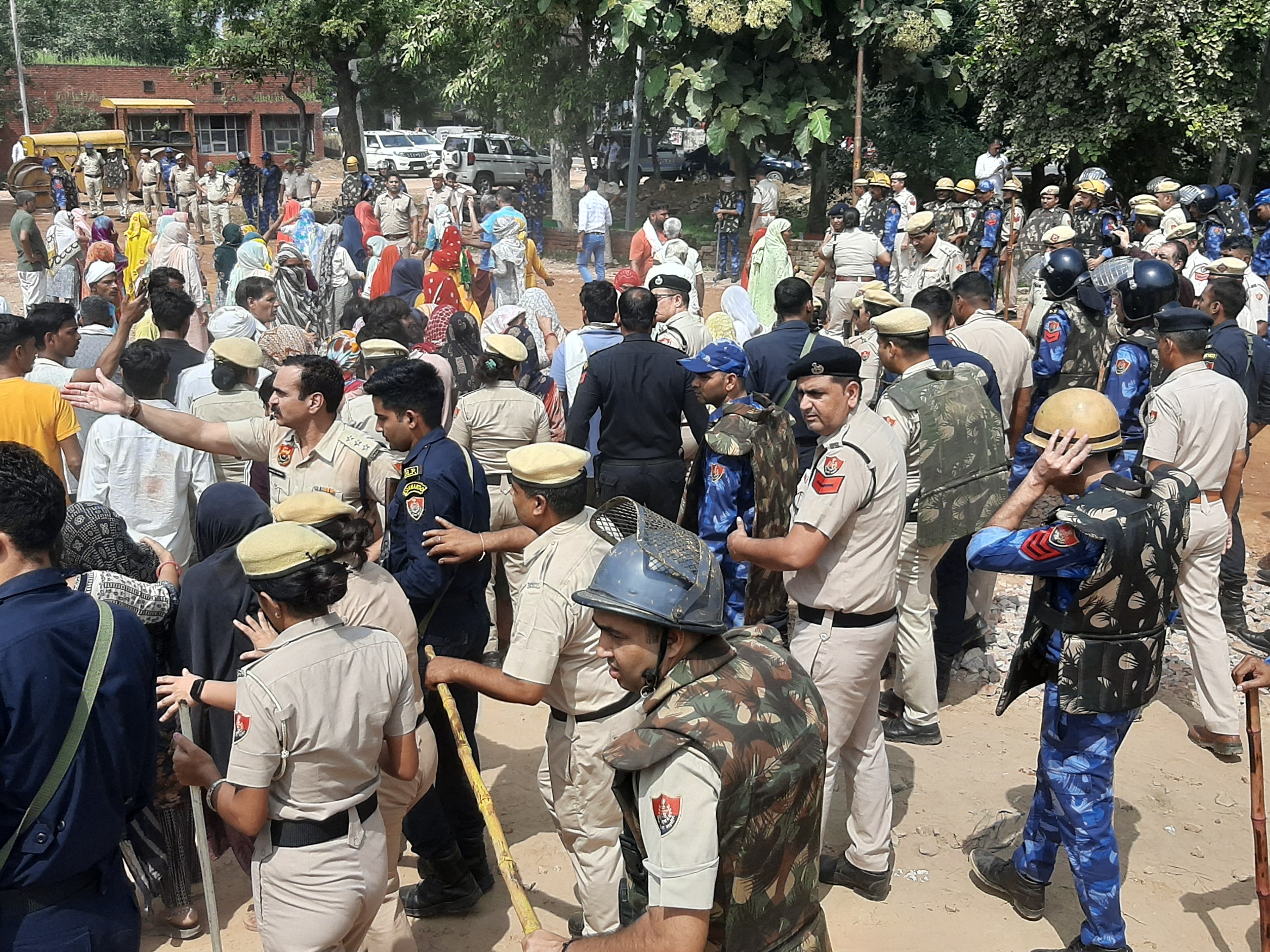 अस्पताल में पुलिसबल तैनात किया गया है।