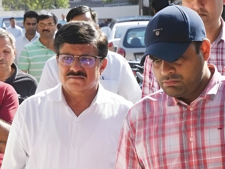 एंटी करप्शन ब्यूरो की गिरफ्त में IAS अधिकारी जयवीर सिंह आर्य (सफेद शर्ट में)। - Dainik Bhaskar