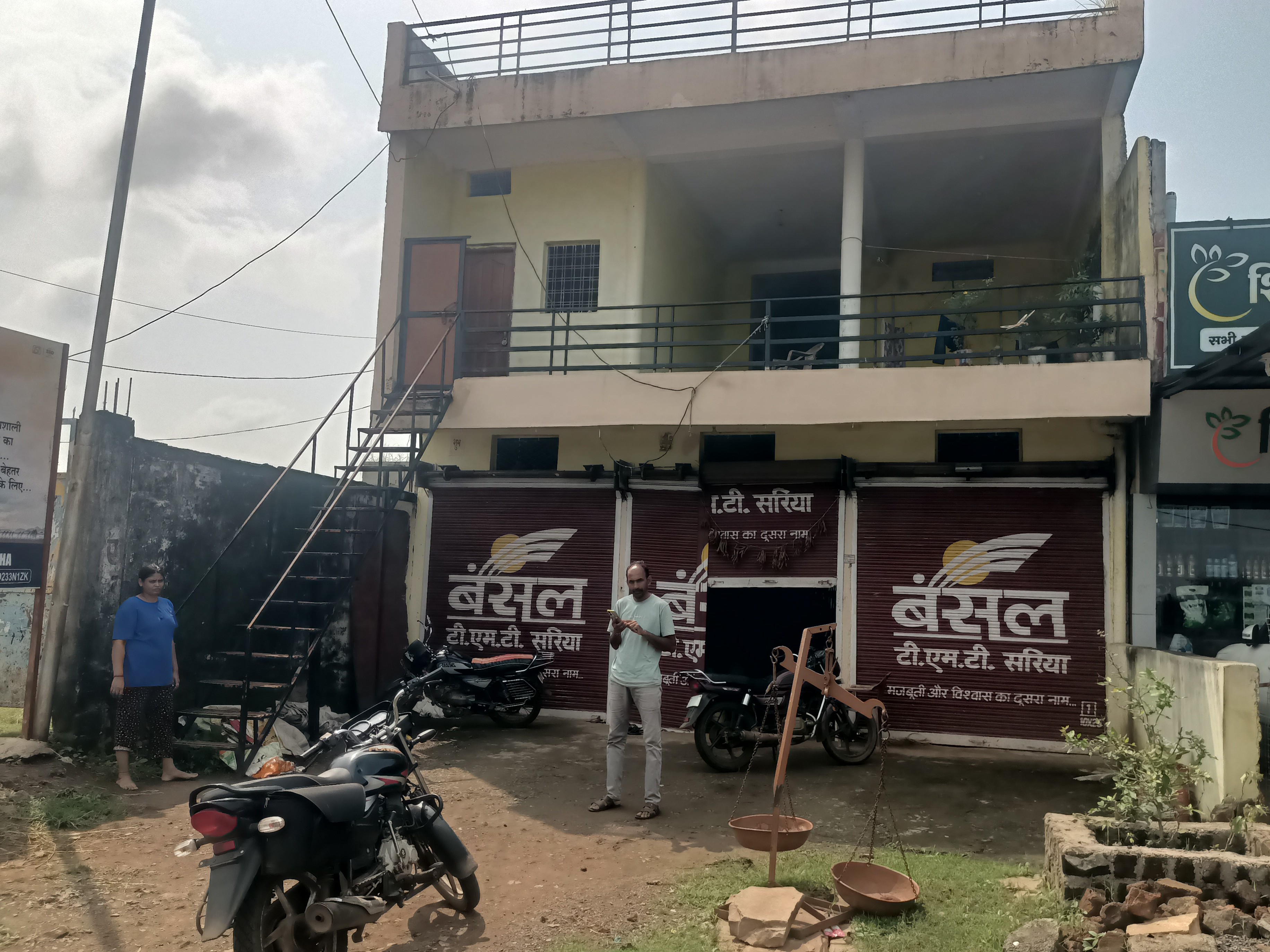 मकान के बाहर से चोरों ने पिकअप को चुराया