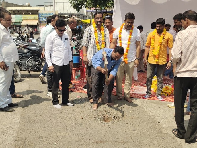 भूमिपूजन के बाद सड़क की खुदाई का काम शुरू कर दिया गया।