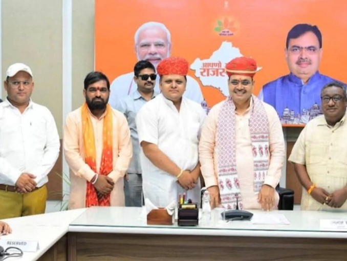 प्रदेश के मुश्यमंत्री से मिलते हुए खटीक समाज का प्रतिनिधि मंडल। - Dainik Bhaskar