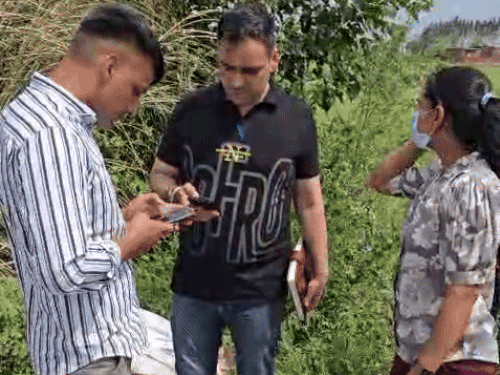 महिला के शव की सूचना के बाद मौके पर पहुंचकर मामले की जांच करती एफएसएल टीम।