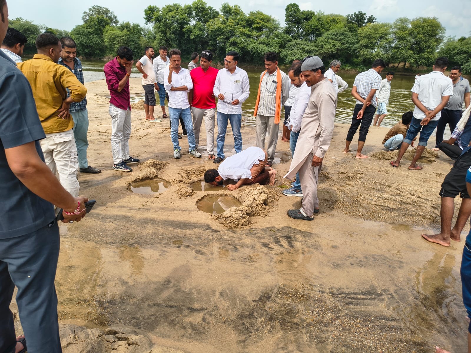 जनप्रतिनिधियों के साथ करीब 500 कार्यकर्ता और काश्तकारों ने श्रमदान किया।