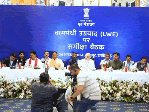 24 अगस्त 2024 को रायपुर में नक्सली हिंसा पर समीक्षा बैठक में गृह मंत्री अमित शाह ने कहा था- मार्च 2026 तक देश से नक्सलवाद खत्म हो जाएगा।