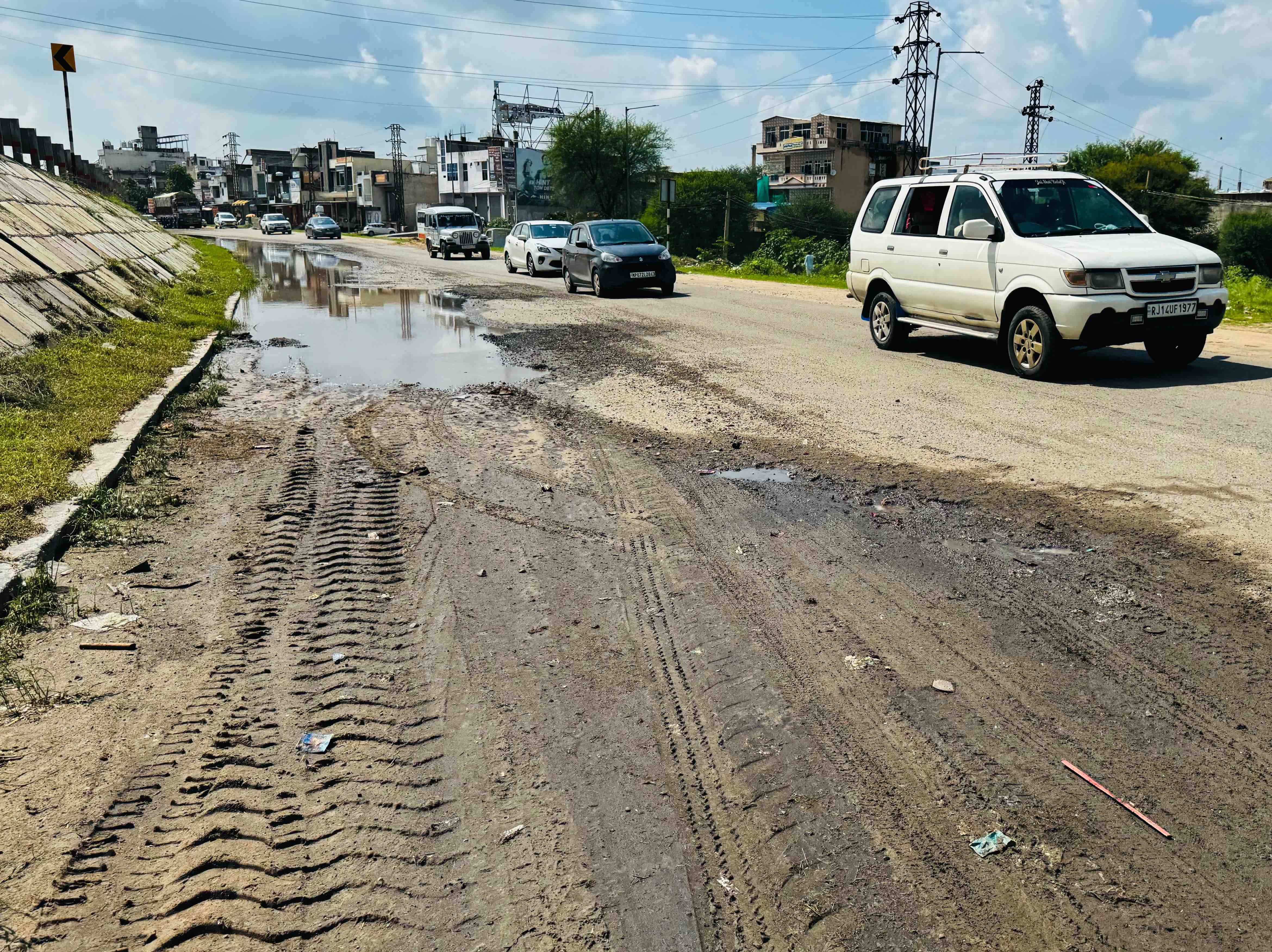 बारिश के दिनों में हाईवे के हालात और भी खराब