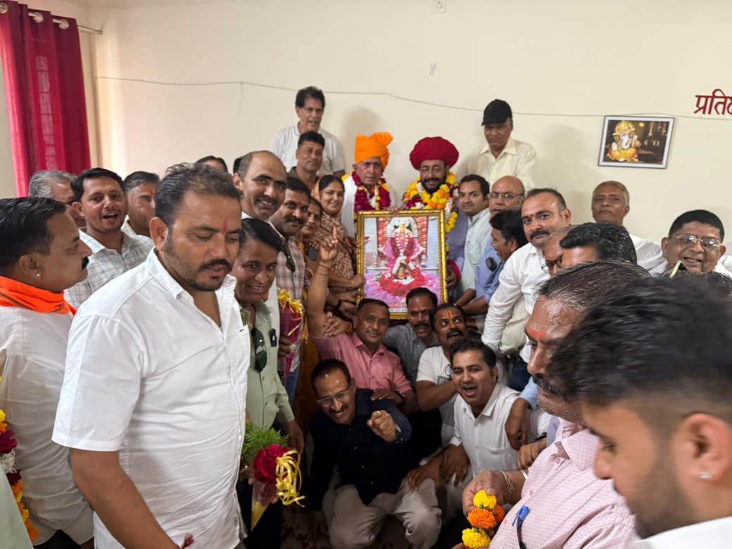 भाजपा कार्यकर्ताओं ने साफा पहनकर एवं भगवान सारणेश्वरजी महादेव की तस्वीर भेंट की।