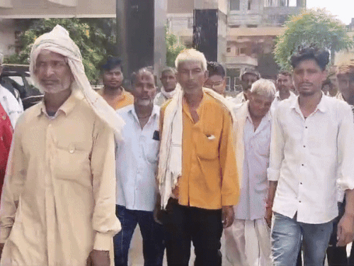 मृतक के गांव से बडी तादात में लोग दौसा जिला अस्पताल पहुंचे
