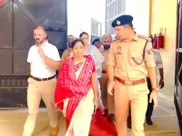 केंद्रीय जेल में जायजा लेने पहुंचे एसएसपी और प्रमुख जेल सचिव।