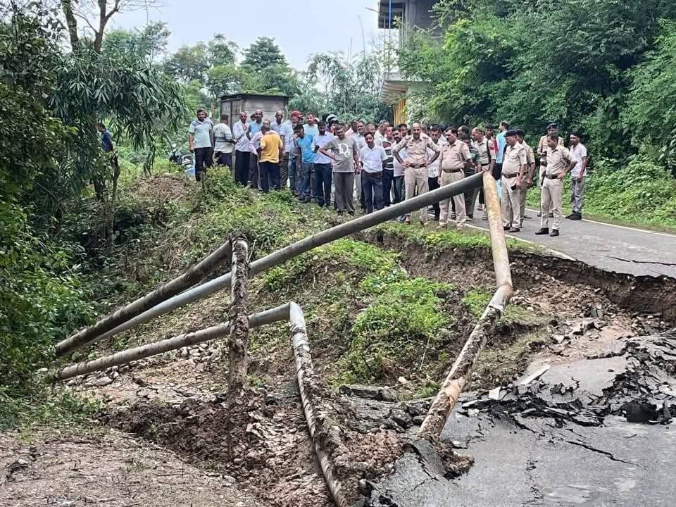 कांगड़ा में लैंडस्लाइड, 14 घर चपेट में आए:  परिवारों को राहत शिविर में किया शिफ्ट, मकानों में दरार; रास्ते क्षतिग्रस्त – Dharamshala News