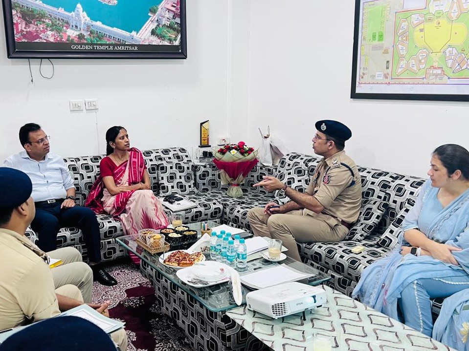कैदियों के सुविधाओं को लेकर बात करते अधिकारी।